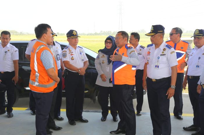 Direktur Jenderal Perhubungan Darat Budi Setiyadi saatmeninjau pembangunan jalan tol Solo-Kertosono 
