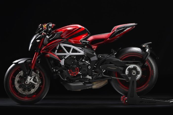 Lewis Hamilton Brutale 800 RR nampak samping