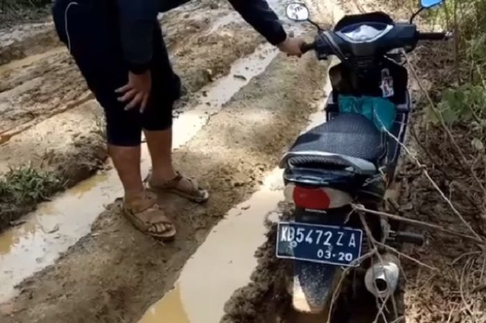 Honda Supra terjebak lumpur di Kalimantan Barat
