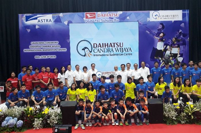 Foto bersama peresmian klub bulutangkis Daihatsu Candra Wijaya Badmintor Centre