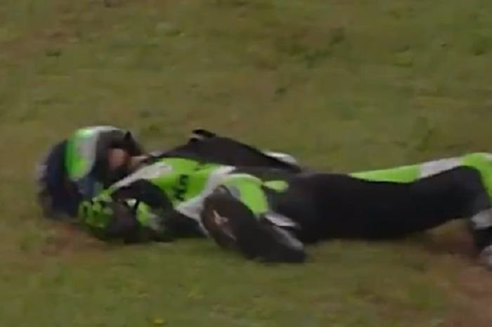 Shinya Nakano tergeletak tak berdaya usai crash di trek lurus Mugello 2004 silam