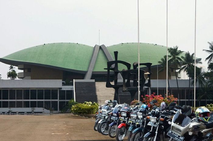 Olah digital RX-King parkir di Gedung DPR RI