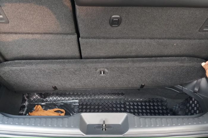 Bagasi Nissan Elgrand tidak ada tempat buat ban serep