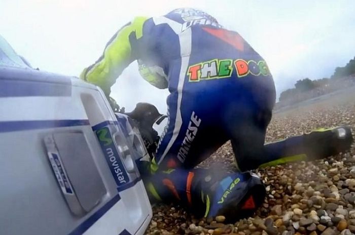 Valentino Rossi saat terjatuh di balap MotoGP.
