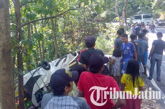 Warga menonton PO Bus Kemenangan jurusan Bondowoso-Malang yang terguling di tebing sedalam 6 meter