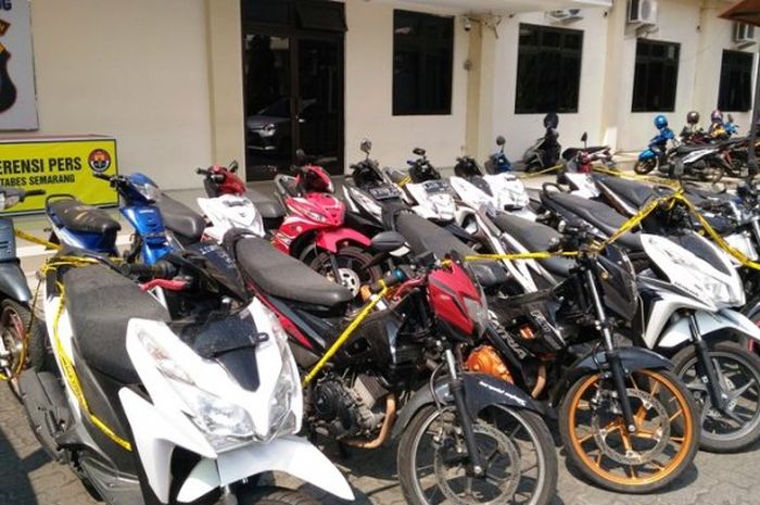 Ilustrasi motor yang terparkir