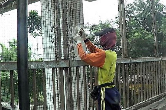 Perbaikan Pagar Pengaman di JPO Cirug, Pondok Gede Kota Bekasi, TKP peristiwa pelemparan batu yang diduga dilakukan orang tidak dikenal hingga menewaskan satu orang pengguna jalan tol Jakarta Cikampek