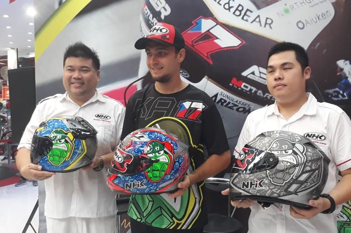 Karel Abraham ikut serta dalam peluncuran helm replika yang ia gunakan dalam ajang MotoGP di Booth NHK Jakarta Fair Kemayoran