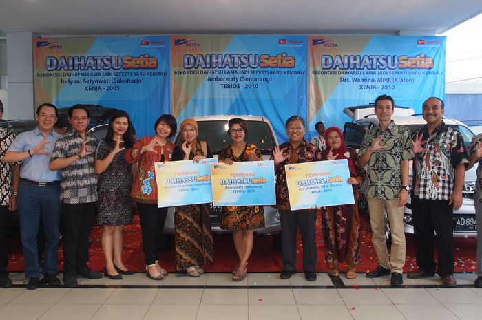 Para pemenang Daihatsu Setia 2018 area Jawa Tengah (tiga pemenang), berfoto bersama Manajemen Daihatsu dengan tiga mobil (2 Xenia, dan 1 Terios) yang telah direkondisi oleh Daihatsu