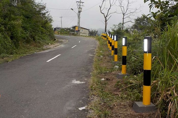 Tiang pemantul cahaya yang ada di pinggir jalan