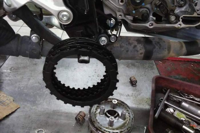 Ilustrasi pelat dan kampas kopling aus