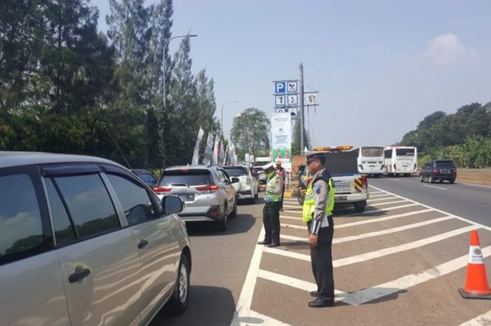 Penumpukan Kendaraan di Rest Area Palikanci