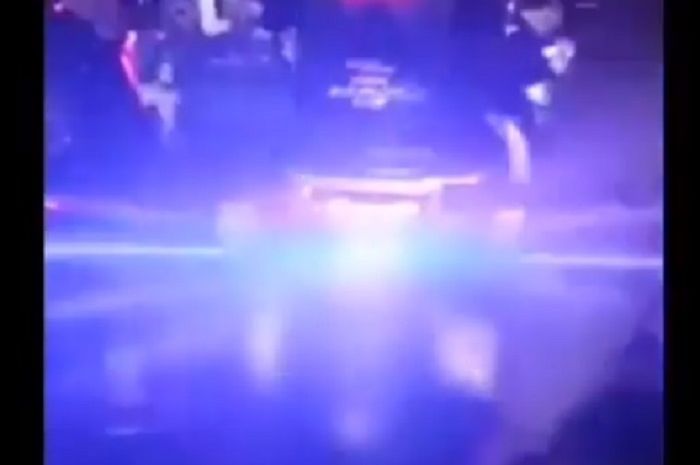 Video pengendara yang menggunakan lampu strobo dan dianggap mengganggu pengendara motor lainnya