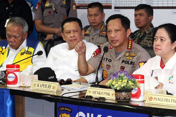 Kapolri Jenderal Pol Tito Karnavian (kedua kanan) memberikan pemaparan saat melakukan pemantauan arus mudik di Posko Terpadu Cikopo, Purwakarta, Jawa Barat, Minggu (10/6/2018).
