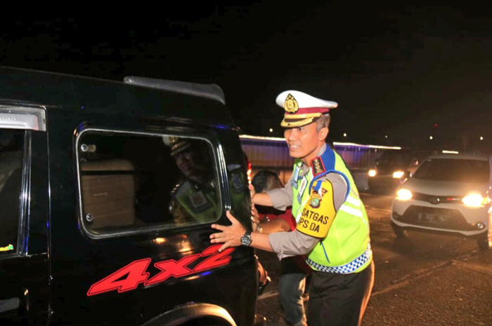 Dirlantas Polda Metro Jaya Kombes Pol Yusuf saat membantu kendaraan pemudik yang alami mogok