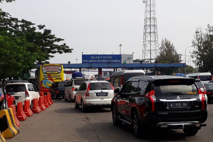 Antrean mobil menuju pintu masuk pelabuhan Merak