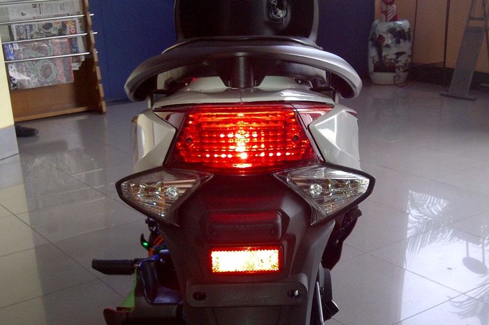 Ilustrasi reflektor mata kucing di sepatbor belakang motor