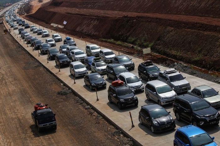 Kendaraan yang melewati tol fungsional Batang-Semarang, Jawa Tengah (12/6/2018 )