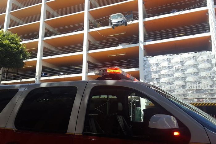 Mobil yang tabrak pembatas tempat parkir dan hampir jatuh dari ketinggian