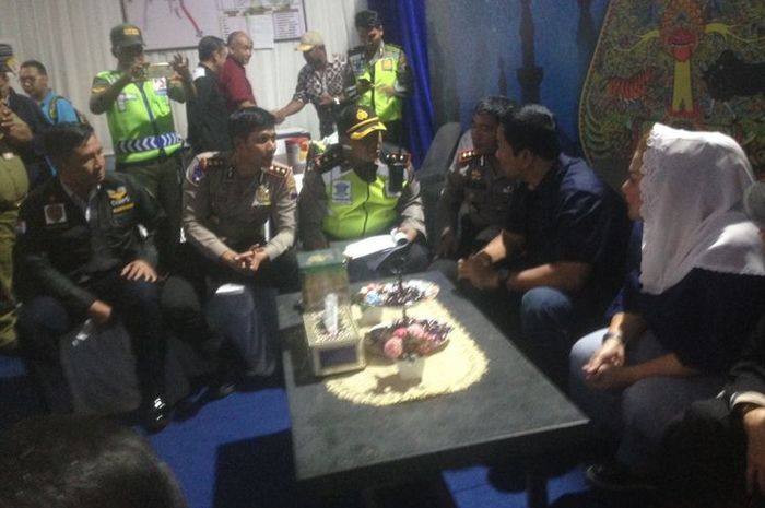 Wali Kota Semarang Hendrar Prihadi saat berkunjung ke posko mudik terpadu di Krapyak, Semarang, Sela