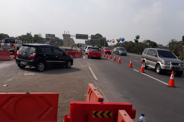 Jasa Marga kembali lakukan contraflow dari Km 35+600 s.d. Km 47 arah Cikampek Jalan Tol Jakarta Cikampek