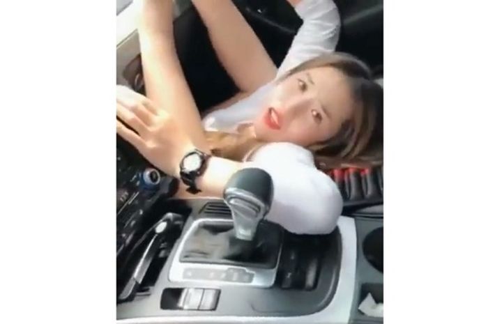 Wanita nyusruk ke kolong dasbor karena tidak menggunakan seatbelt