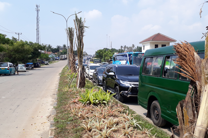 Terjadi penumpukan kendaraan di Jalan Lingkar Selatan menuju Kawasan Pantai Wisata Anyer, Minggu (17/6/2018)