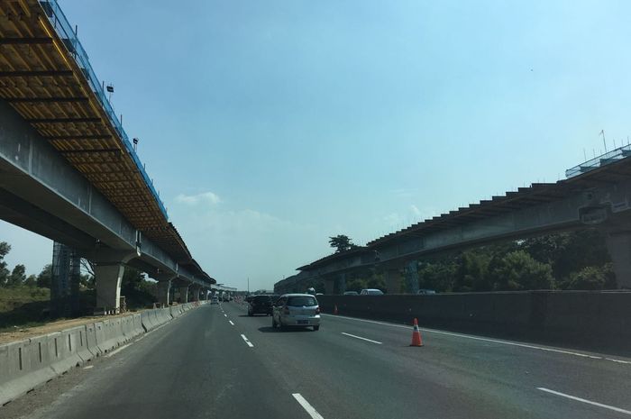 Km 44 Jalan Tol Jakarta Cikampek arah Jakarta pukul 13.45 WIB.