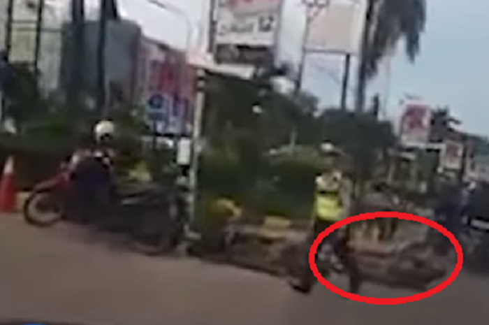 Polisi tendangi motor driver ojol di Palembang