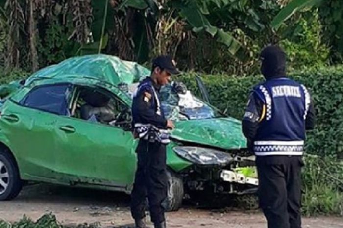 Mazda2 mengalami kecelakaan di  Jalan Tol Ir. Hutami menuju BTP Tallasa City, Makassar, Sulsel (17/06/2018).