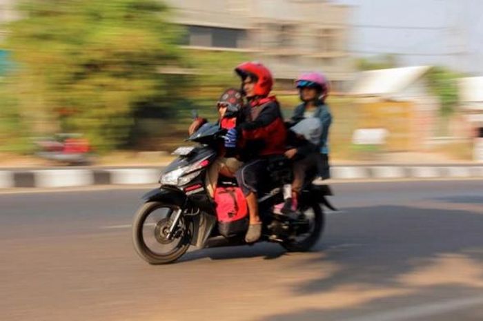 Ilustrasi motor yang bonceng tiga