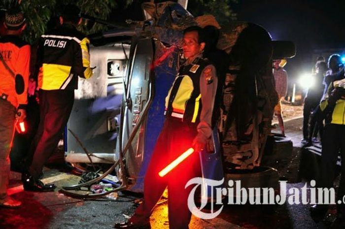 Mobil Elf Isuzu 2,8 Turbo S 7403 W yang kecelakan di jalur tengkorak Sendi, Pacet Selatan Kabupaten Mojokerto, Senin (18/6/2018) malam. 