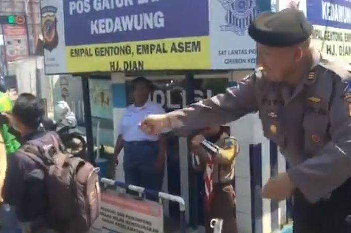 Aksi kocak polisi atur lalu lintas mudik 2018 di Cirebon