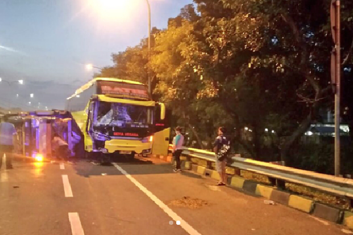 Sopir Bus Setia Negara kabur setelah menabrak truk hingga terguling di tol Pasar Rebo, Jakarta Timur