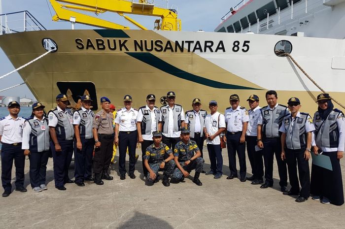 Dirjen Perhubungan Laut, R. Agus H Purnomo, berfoto bersama sejumlah stafnya saat acara pelepasan
