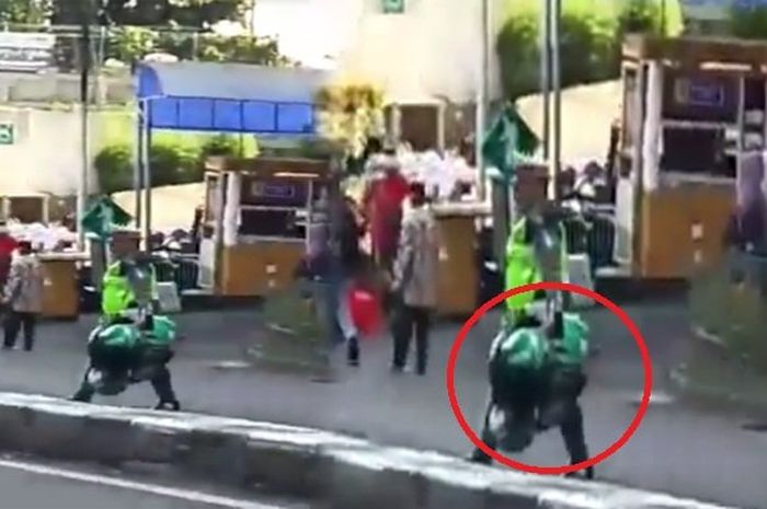 Polisi tenteng banyak helm ojol