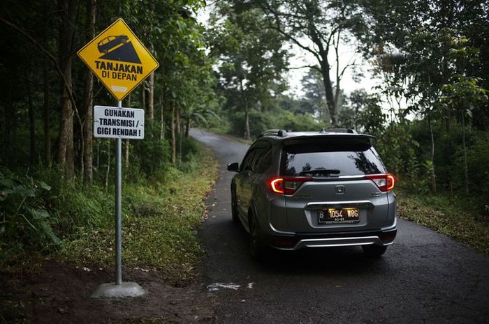 Ilustrasi mobil melewati jalur menanjak dan menurun