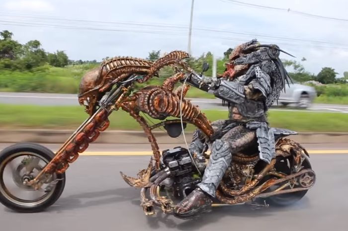 Pengandara motor yang menggunakan kostum Predator dan mengendarai sebuah motor yang didesain dengan tema Xenomotph seperti alien