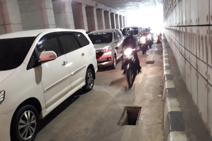 Penutup gorong-gorong di Underpass Mampang hilang lagi