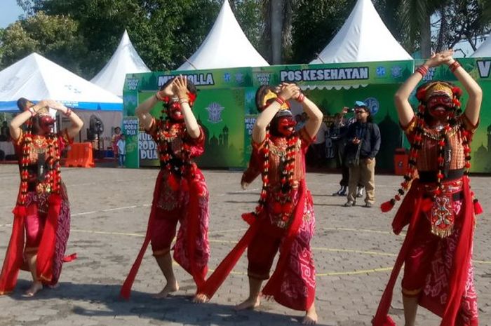 Polwan Polres Cirebon menari topeng di Rest Area