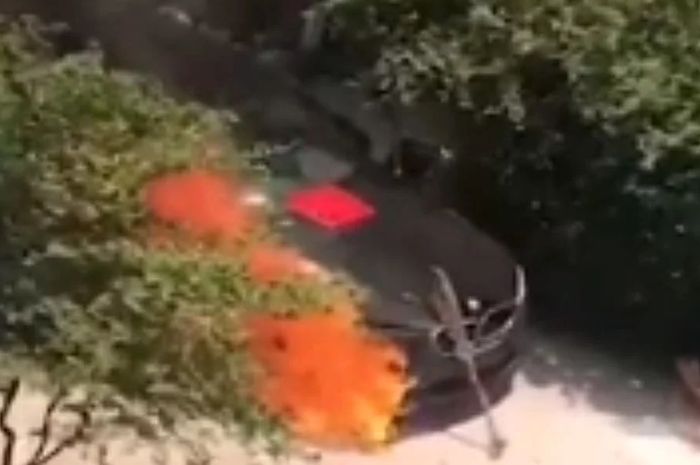 Mobil BMW mewah yang terbakar