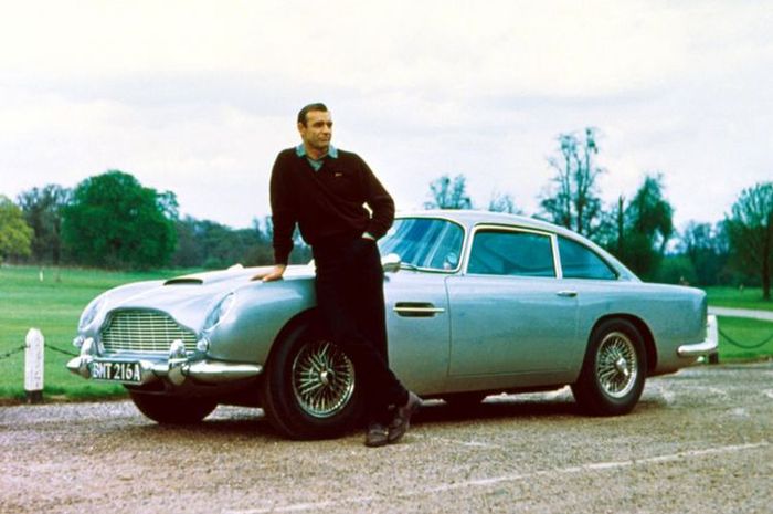 Aston Martin DB5 dalam film James Bond Goldfinger