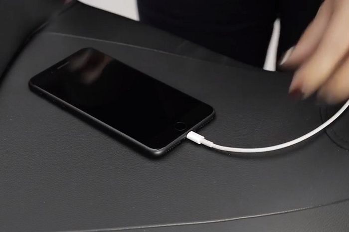 Menggunakan Apple CarPlay di Honda Gold Wing 2018 cukup dengan sambungan USB ke Iphone