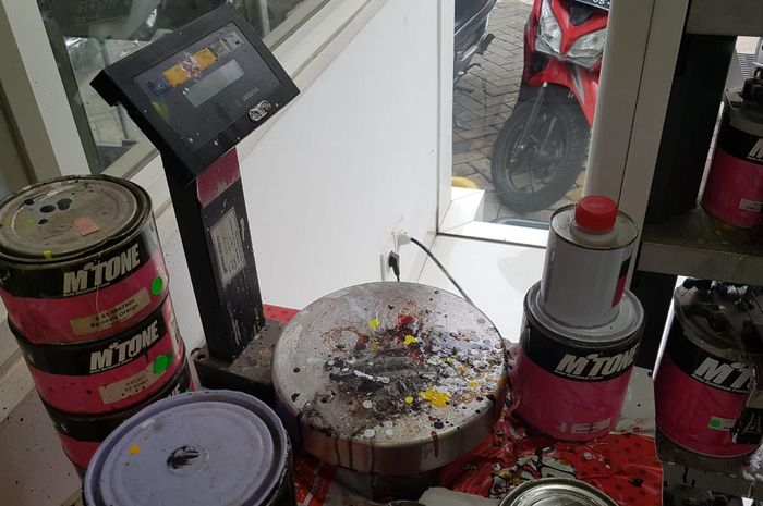 Ilustrasi alat timbangan cat motor