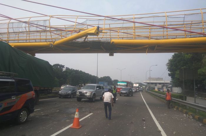Sebuah truk trailer over dimension menabrak Jembatan Penyeberangan Orang (JPO) di Km 34 arah Pondok 