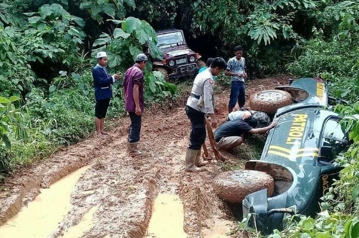 Mobil polisi terperosok saat bertugas mengamankan kotak suara pilkada 2018