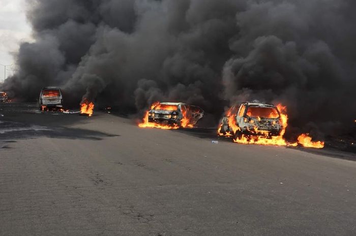 Kebakaran di Nigeria yang menyebabkan lebih dari 50 mobil terbakar dan terdapat korban jiwa