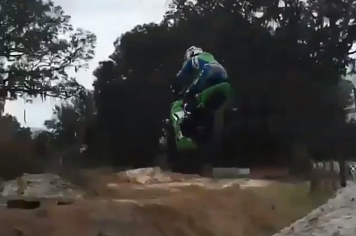 Video pengendara motor sport yang mencoba jalur motocross