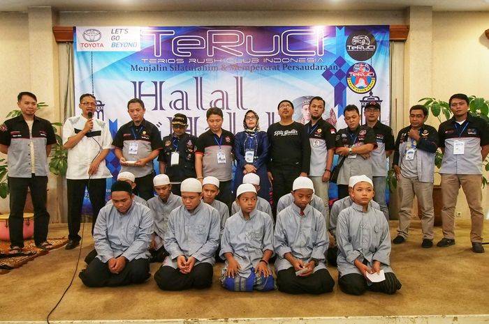 Anggota TeRuCi bersama anak yatim piatu dalam acara halalbihalal
