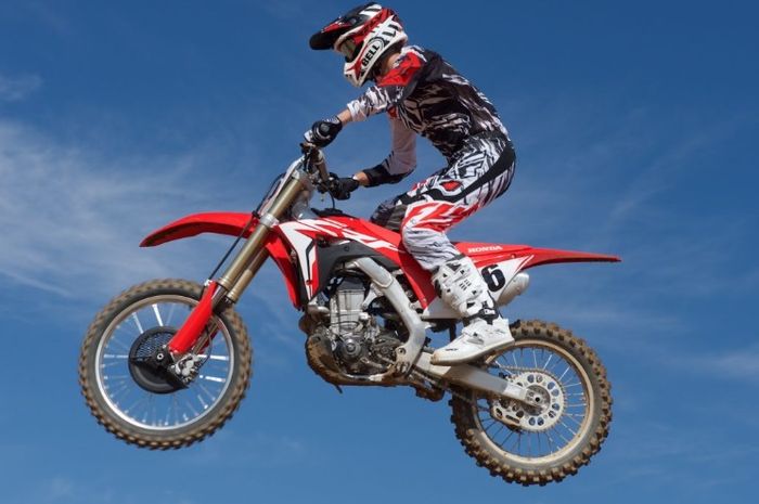 Ilustrasi Honda CRF450R, versi massal dari CRF450RW